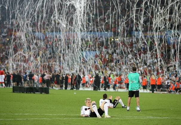 Bastian Schweinsteiger (Deutschland) enttäuscht nach verlorenem EM Finale, hi. Konfettiregen für die spanischen Europameister Fußball EM Herren EURO 2008, Länderspiel, Finale Nationalmannschaft, Nationaltrikot Totale Wien