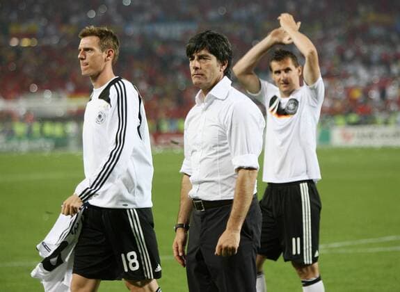 Deutschland enttäuscht nach verlorenem EM Finale - V.li. Tim Borowski, Bundestrainer Joachim Löw, Miroslav Klose Fußball EM Herren EURO 2008, Länderspiel, Finale Nationalmannschaft, Gruppe Wien