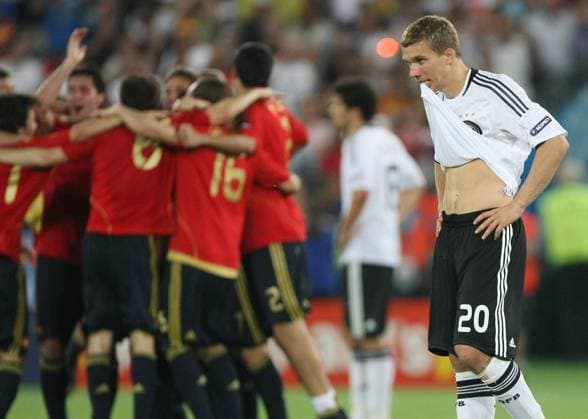 Lukas Podolski (Deutschland) enttäuscht nach verlorenem EM Finale, hi. jubelt Europameister Spanien Fußball EM Herren EURO 2008, Länderspiel, Finale Nationalmannschaft, Nationaltrikot Gruppe Wien