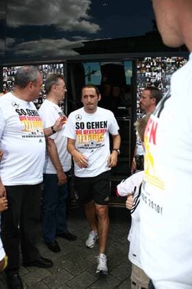 Abschlussfest der Euro 2008 - Oliver Neuville (Deutschland) beim Empfang auf der Berliner Fanmeile - So gehen die Deutschen...bis 2010... Fußball EM Herren Euro 2008, Nationalteam, Empfang, Fanmeile, Fan Meile, Fanfest, Fan Fest, Party, Einzelbild Berlin