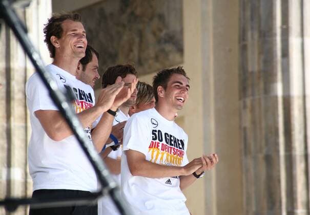 Abschlussfest der Euro 2008 - Torwart Jens Lehmann (li.) und Philipp Lahm (beide Deutschland) beim Empfang auf der Berliner Fanmeile Fußball EM Herren Euro 2008, Nationalteam, Empfang, Fanmeile, Fan Meile, Fanfest, Fan Fest, Party, Gruppe Berlin Freude,