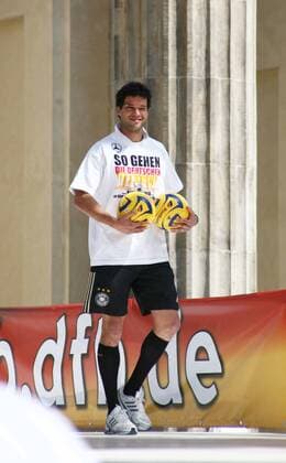 Abschlussfest der Euro 2008 - Michael Ballack (Deutschland) beim Empfang auf der Berliner Fanmeile - So gehen die Deutschen...bis 2010... Fußball EM Herren Euro 2008, Nationalteam, Empfang, Fanmeile, Fan Meile, Fanfest, Fan Fest, Party, Einzelbild Berlin Freude,