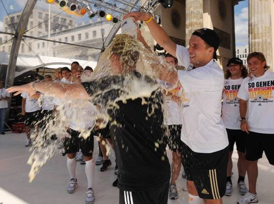 Abschlussfest der EURO 2008 auf der Berliner Fanmeile - ARD Moderator Oliver Pocher bekommt eine Bierdusche von Lukas Podolski (beide Deutschland) Fußball EM Herren EURO 2008, Nationalmannschaft, Fanmeile, Fanfest, Fest, Feier, Party, Empfang Gruppe Berlin Freude,