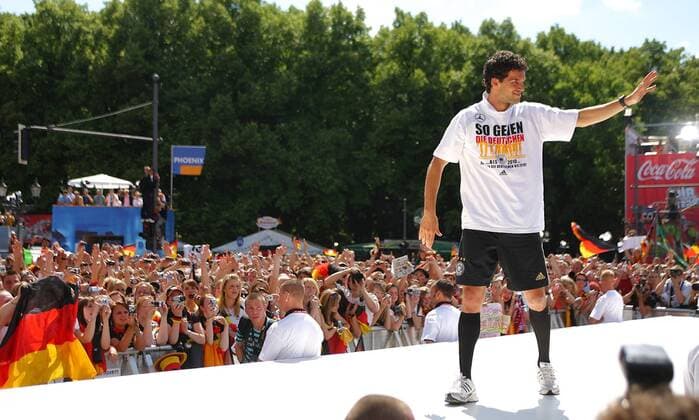 Abschlussfest der Euro 2008 - Michael Ballack (Deutschland) beim Empfang auf der Berliner Fanmeile Fußball EM Herren Euro 2008, Nationalteam, Fanmeile, Fan Meile, Fanfest, Fan Fest, Party, Empfang, Abschlussfeier Totale Berlin Freude,