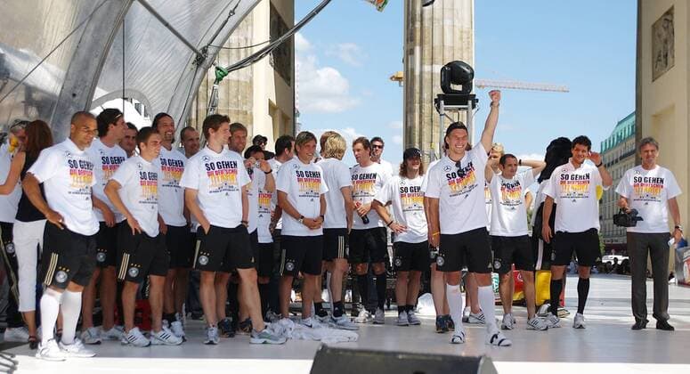 Abschlussfest der Euro 2008 - Lukas Podolski (Deutschland, 4.v.re.) mit seinen Mannschaftskollegen beim Empfang auf der Berliner Fanmeile Fußball EM Herren Euro 2008, Nationalteam, Fanmeile, Fan Meile, Fanfest, Fan Fest, Party, Empfang, Abschlussfeier Totale Berlin