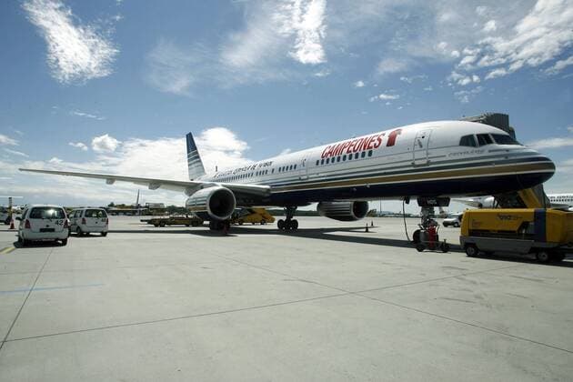 Passagierflugzeug mit dem Schriftzug Campeones bringt die frisch gebackenen Europameister aus Spanien zurück in die Heimat -  - NOxONLINExUSE Fußball Länderspiel Herren EURO 2008, EM, Nationalteam, Ankunft Totale Madrid