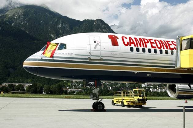 Passagierflugzeug mit dem Schriftzug Campeones bringt die frisch gebackenen Europameister aus Spanien zurück in die Heimat -  - NOxONLINExUSE Fußball Länderspiel Herren EURO 2008, EM, Nationalteam, Ankunft Einzelbild Wien