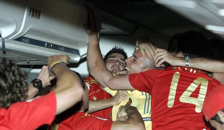 Europameister Jose Manuel Reina (Spanien, Mitte) in ausgelassener Jubelstimmung während der Heimreise -  - NOxONLINExUSE Fußball Länderspiel Herren EURO 2008, EM, Nationalteam, Gruppe Wien Freude, Begeisterung,