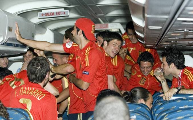 Europameister Spanien in ausgelassener Jubelstimmung während der Heimreise -  - NOxONLINExUSE Fußball Länderspiel Herren EURO 2008, EM, Nationalteam, Gruppe Wien Freude,