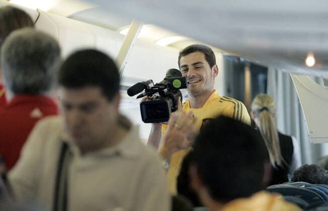 Europameister Iker Casillas (Spanien) filmt Szenen der Heimreise -  - NOxONLINExUSE Fußball Länderspiel Herren EURO 2008, EM, Nationalteam, Gruppe Wien
