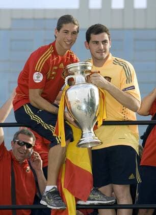Europameister Sergio Ramos (li.) und Iker Casillas (beide Spanien) bringen den Pokal nach Madrid -  - NOxONLINExUSE Fußball Länderspiel Herren EURO 2008, EM, Nationalteam, Empfang, Fanfest, Party, Feier, feiern Gruppe Madrid
