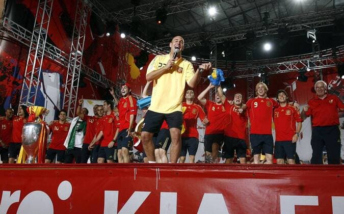 Europameister Jose Manuel Reina (Spanien) präsentiert seine Gesangskünste zum Empfang in Madrid -  - NOxONLINExUSE Fußball Länderspiel Herren EURO 2008, EM, Nationalteam, Empfang, Fanfest, Party, Feier, feiern Totale Madrid Freude,