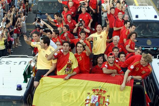 Spanien ist Europameister 2008 und zieht auf einem Bus durch Madrid -  - NOxONLINExUSE Fußball Länderspiel Herren EURO 2008, EM, Nationalteam, Autokorso, Auto Korso Totale Madrid Freude,