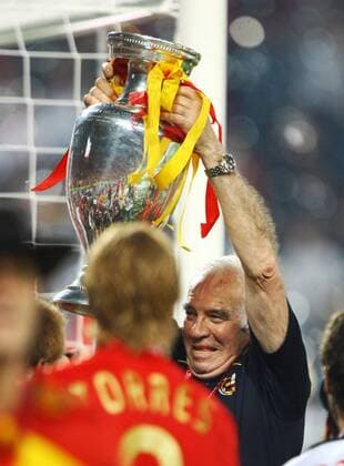Nationaltrainer Luis Aragones (Spanien) jubelt mit dem Pokal über den EM Sieg 2008 Fußball EM Herren Euro 2008, Länderspiel, Nationalteam, Finale Einzelbild Wien Glück, Freude,