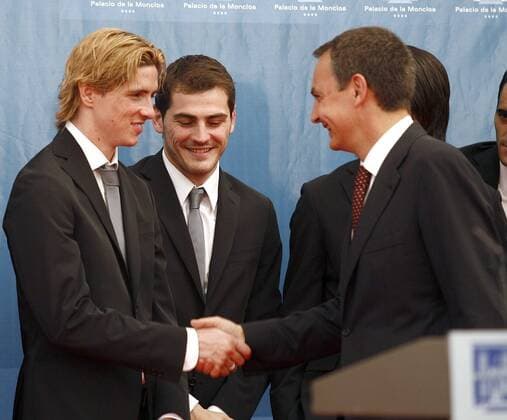 Fernando Torres (li.) und Torwart Iker Casillas (Mitte) empfangen die Glückwünsche von Ministerpräsident Jose Luis Zapatero (alle Spanien) anlässlich des errungenen Europameistertitels 2008 -  - NOxONLINExUSE Fußball EM Herren Euro 2008, Nationalteam, Empfang Gruppe Madrid Freude,