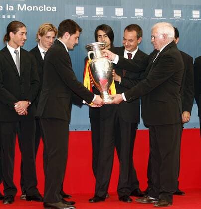 Torwart Iker Casillas (li.) und Nationaltrainer Luis Aragones (re.) präsentieren Ministerpräsident Jose Luis Zapatero (alle Spanien) die Europameisterschaftstrophäe -  - NOxONLINExUSE Fußball EM Herren Euro 2008, Nationalteam, Empfang Gruppe Madrid Freude,