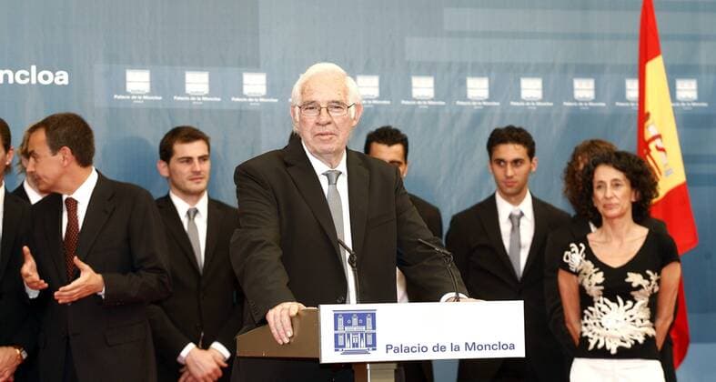 Nationaltrainer Luis Aragones (Spanien, vorn) bei einem Empfang des Nationalteams für den errungenen Europameistertitel 2008 -  - NOxONLINExUSE Fußball EM Herren Euro 2008, Nationalteam, Empfang Gruppe Madrid Nachdenklichkeit,
