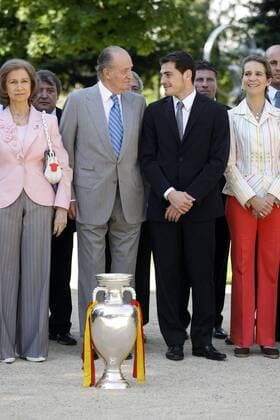 König Juan Carlos von Spanien (2.v.li.) und Königin Sofia (li.) und Infantin Elena mit Torwart Iker Casillas (alle Spanien) bei einem Empfang des Europameisters 2008 -  - NOxONLINExUSE Fußball EM Herren Euro 2008, Nationalteam, Empfang Gruppe Madrid