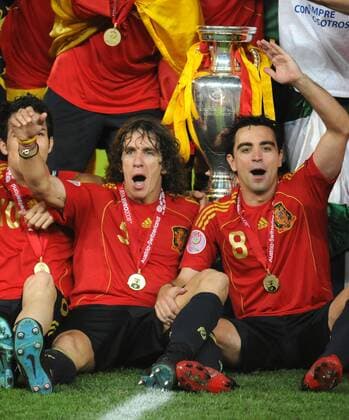 Carles Puyol (li.) und Xavi Hernandez (beide Spanien), Europameister 2008 - Fußball EM Herren Euro 2008, Länderspiel, Nationalteam, Nationaltrikot, Finale Gruppe Wien Freude,