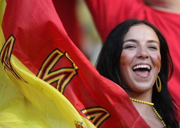 Weiblicher spanischer Fan jubelt mit der Landesfahne Fußball EM Herren Euro 2008, Länderspiel, Nationalteam, Finale, Fan, Fußballfan, Publikum Einzelbild Wien Freude,
