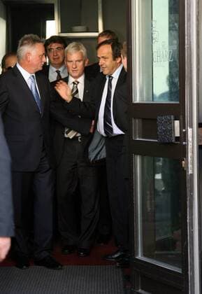 UEFA Präsident Michel Platini (Frankreich, re.) trifft sich mit PZPN Präsident Michal Listkiewicz (Polen, Mitte) in Warschau um den Vorbereitungsstand für die EURO 2012 vor Ort zu besichtigen -  (020708MBI011) Fußball EM Herren Vorschau EURO 2012, Besuch, Inspektion, Besichtigung, Visite Gruppe o0 2008 Warschau