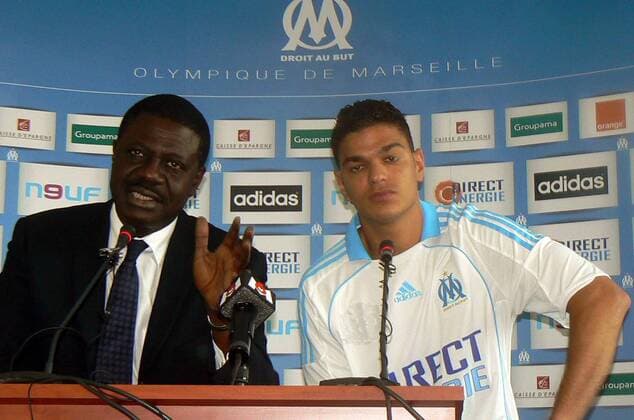 Präsident Pape Diouf (li.) präsentiert Neuzugang Hatem Ben Arfa (beide Marseille) -  (pan26700) Fußball Herren Ligue 1 2008 2009, 1. Liga, Olympique de Marseille, OM, Pressekonferenz, Pressetermin Gruppe Marseille