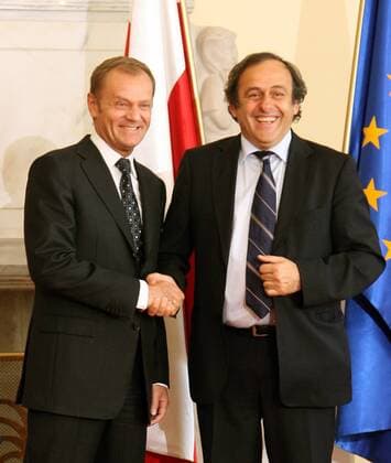 UEFA Präsident Michel Platini (Frankreich) trifft sich mit Premierminister Donald Tusk (Polen) in Warschau, um den Vorbereitungsstand für die EURO 2012 vor Ort zu besichtigen -  (020708MBI032) Fußball EM Herren Vorschau EURO 2012, Besuch, Inspektion, Besichtigung, Visite, Polen Gruppe o0 2008 Warschau Freude,