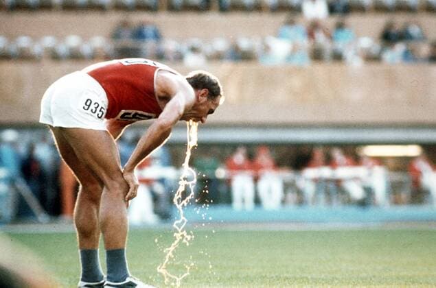 Wladimir Golubnitschi (Sowjetunion) übergibt sich im Ziel Leichtathletik OS Sommer Herren Olympische Spiele München 1972, Sommerspiele, 20km Gehen Einzelbild Aufnahmedatum geschätzt München Erschöpfung,