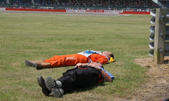 Streckenposten liegen schlafend am Rande der Strecke Motorsport Grand Prix Herren Großer Preis von England 2008, Formel 1 Weltmeisterschaft, F1, F, GP, WM, Training Gruppe Silverstone Ruhe, Langeweile,