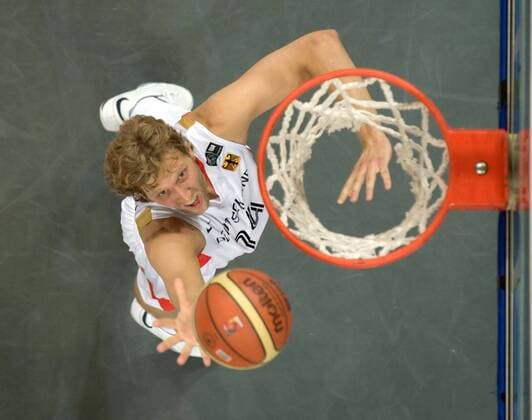 Dirk Nowitzki (Deutschland) unter dem Korb Basketball Länderspiel Herren Supercup 2008, Super Cup, Nationalteam, Nationaltrikot, Einzelbild Bamberg Dynamik,
