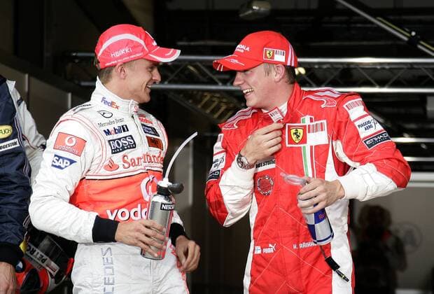 Heikki Kovalainen (McLaren Mercedes, li.) freut sich mit Landsmann Kimi Räikkönen (beide Finnland Ferrari) über seine Pole Position beim GP von Großbritannien 2008 Motorsport Grand Prix Herren Großer Preis von Großbritannien 2008, Formel 1 Weltmeisterschaft, F1, F, GP, WM, Gruppe Silverstone Freude,