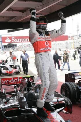 Heikki Kovalainen (Finnland McLaren Mercedes) jubelt über die Pole Position beim GP von Großbritannien 2008 Motorsport Grand Prix Herren Großer Preis von Großbritannien 2008, Formel 1 Weltmeisterschaft, F1, F, GP, WM, Einzelbild Silverstone Freude,