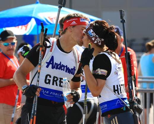 Michael Greis küsst seine Freundin Kathrin Hitzer (beide Deutschland) Biathlon Herren Grosser Preis der Schweiz 2008, Sommerbiathlon, Sommer, Gruppe Dübendorf Harmonie, 