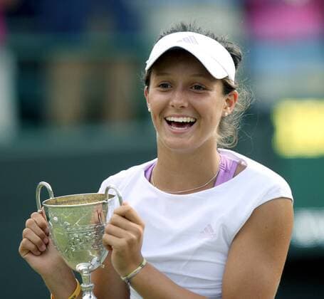 Laura Robson (Großbritannien), Siegerin der Juniorinnen bei den All England Championships 2008, präsentiert ihren Pokal -  Tennis Damen All England Championships 2008, Grand Slam, Junioren, Juniorin, Juniorinnen, Nachwuchs, WTA Tour Einzelbild Wimbledon London Freude,