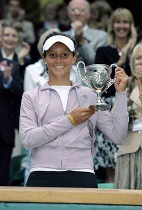 Laura Robson (Großbritannien), Siegerin der Juniorinnen bei den All England Championships 2008, präsentiert ihren Pokal - Tennis Damen All England Championships 2008, Grand Slam, WTA Tour, Junioren, Juniorin, Juniorinnen, Nachwuchs Einzelbild Wimbledon London Glück, Freude,