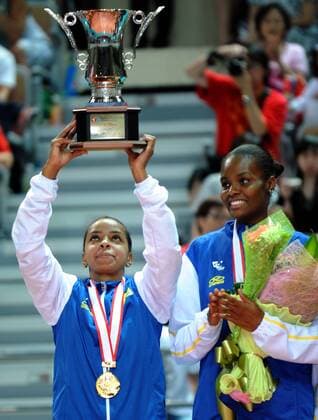 Brasilien gewinnt den FIVB World Grand Prix 2008 - Helia Souza (li.) präsentiert die Trophäe -  Volleyball Damen FIVB World Grand Prix 2008, GP, Nationalteam, Gruppe o0 Länderspiel Macao Freude,