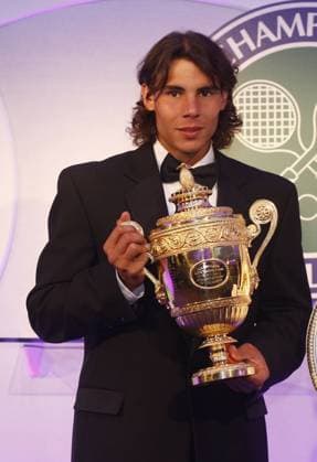 Rafael Nadal (Spanien), Wimbledon Sieger 2008, präsentiert seinen Trophäe beim Championsdinner Tennis Herren All England Championships 2008, Grand Slam, ATP Tour, Champions Dinner, Championsdinner, Gala Einzelbild Wimbledon London
