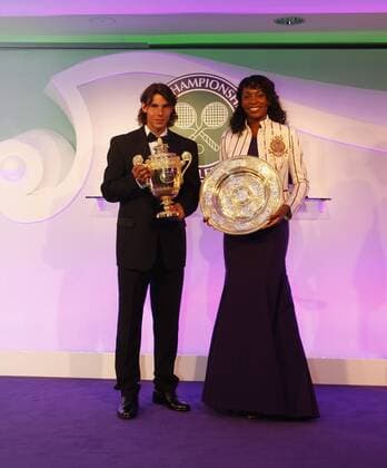 Venus Williams (USA) und Rafael Nadal (Spanien) präsentieren beim Championsdinner ihre Wimbledon Trophäen Tennis Herren All England Championships 2008, Grand Slam, ATP Tour, Champions Dinner, Championsdinner, Gala Gruppe Wimbledon London