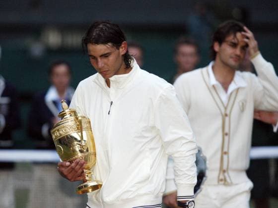Rafael Nadal (Spanien, li.) - Wimbledon Sieger 2008 und der enttäuschte Zweitplatzierte Roger Federer (Schweiz) Tennis Herren All England Championships 2008, Grand Slam, ATP Tour, Finale Gruppe Wimbledon London Enttäuschung, Nachdenklichkeit,