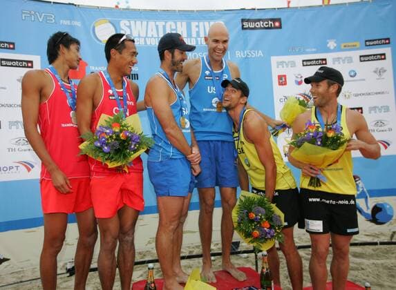 Siegerehrung Grand Slam 2008 in Moskau, v.li.: Linyin Xu und Penggen Wu (beide China), Sieger Todd Rogers und Phil Dalhausser, Eric Koreng und David Klemperer (beide Deutschland) -  Beachvolleyball Herren Swatch FIVB World Tour 2008, WorldTour, Beach, Grand Slam Gruppe Moskau Freude,