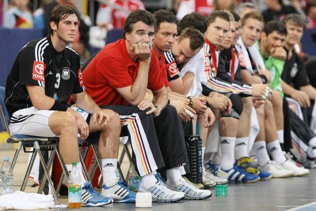Bank Deutschland, u.a. Uwe Gensheimer (li.) und Bundestrainer Heiner Brand (2.v.li.) Handball Länderspiel Herren Nationalteam 2008, Test, Testspiel, Freundschaftsspiel, Gruppe Hannover
