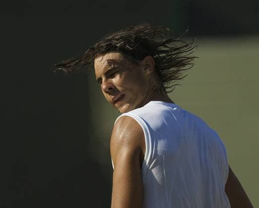 Rafael Nadal (Spanien) schüttelt seinen langen Haare -  Tennis Herren All England Championships 2008, Grand Slam, ATP Tour Einzelbild Wimbledon London Erschöpfung,
