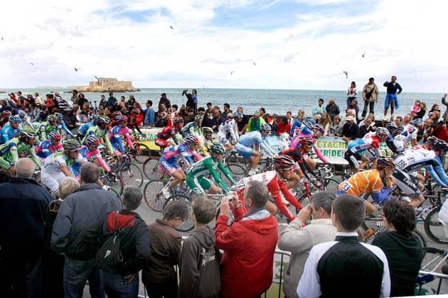 Peloton auf der 3. Etappe der Tour de France 2008 von St. Malo nach Nantes -  Radsport Herren Tour de France 2008, Straßenradsport, Straße, Rad Totale 3. Etappe: Saint Malo - Nantes, St.