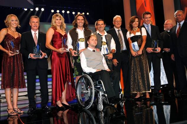 Preisträger des bayerischen Sportpreises 2008, v.li.: Christine Theiss, Trainer Ottmar Hitzfeld, Natalie Geisenberger, Thomas und Alexander Huber, Martin Kittner (vorn), Martin Lauer, ZDF Moderatorin Katrin Müller Hohenstein, Felix Loch (alle Deutschland) Fußball Herren Bayerischer Sportpreis 2008, Preisverleihung, Ehrung, Sportlerehrung Totale München