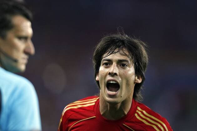 David Silva (Spanien) beschwert sich beim Linienrichter Fußball EM Herren Euro 2008, Länderspiel, Nationalteam, Nationaltrikot, Finale, Gruppe Wien Enttäuschung,
