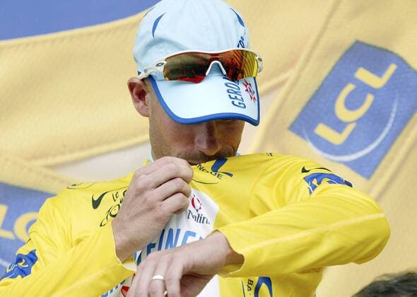 Stefan Schumacher (Deutschland Gerolsteiner) gewinnt die 4. Etappe der Tour de France und streift sich das gelbe Trikot über Radsport Herren Tour de France 2008, Zeitfahren, Einzelzeitfahren, Straßenradsport, Straße, Rad Einzelbild 4. Etappe: Cholet