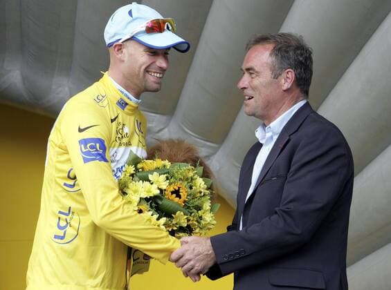 Bernard Hinault (Frankreich) gratuliert Stefan Schumacher (Deutschland Gerolsteiner) zum Gewinn der 4. Etappe bei der Tour de France 2008 und zur Eroberung des gelben Trikots Radsport Herren Tour de France 2008, Zeitfahren, Einzelzeitfahren, Straßenradsport, Straße, Rad Gruppe 4. Etappe: Cholet Freude,