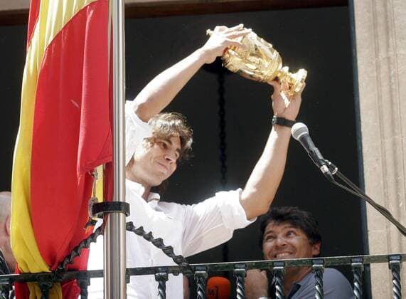 Rafael Nadal (Spanien) präsentiert bei einem Empfang in seiner Heimatstadt Manacor auf Mallorca stolz die Trophäe für den Sieg in Wimbledon 2008 -  - NOxONLINExUSE Tennis Herren All England Championships 2008, Wimbledon, London, ATP Tour, Grand Slam Einzelbild Manacor Mallorca Begeisterung, Freude,