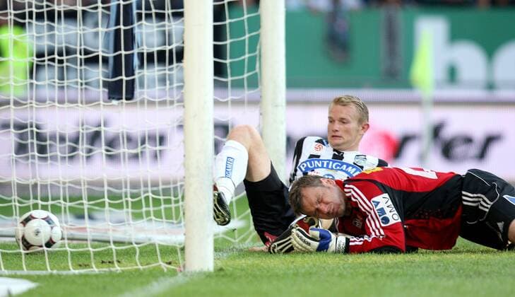 Mario Sonnleitner (Sturm Graz, hi.) erzielt gegen Torwart Georg Koch (Rapid Wien) das 1:0 -  Fußball Herren Bundesliga 2008 2009, 1. Österreichische Liga, SK Puntigamer Sturm Graz - SK Rapid Wien 3:1 Gruppe Graz