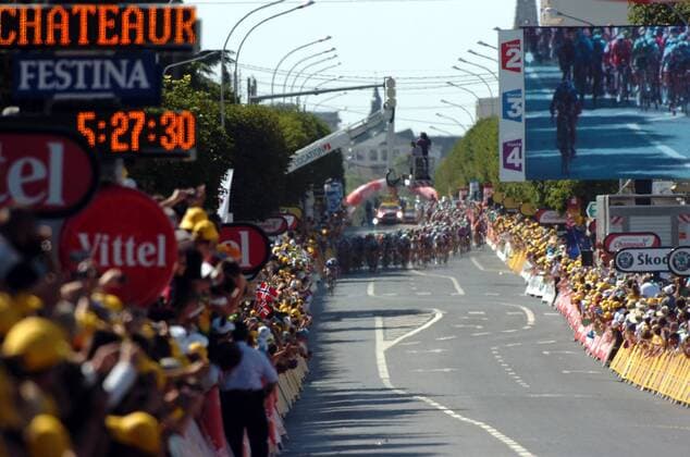Massensprint während der 5. Etappe der Tour de France 2008 aus der Zuschauerperspektive -  Radsport Herren Tour de France 2008, Straßenradsport, Straße, Rad Totale 5. Etappe: Cholet - Chateauroux